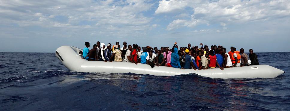 105 Flüchtlinge  in einem Schlauchboot vor der italienische Insel Lampedusa im Oktober 2014