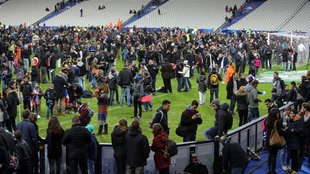 Fans im Stade de France nach den Anschlägen von Paris am 13.11.15