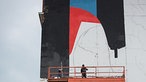 Künstler Agostino Iacurci arbeitet am Kreuzberg-Murale