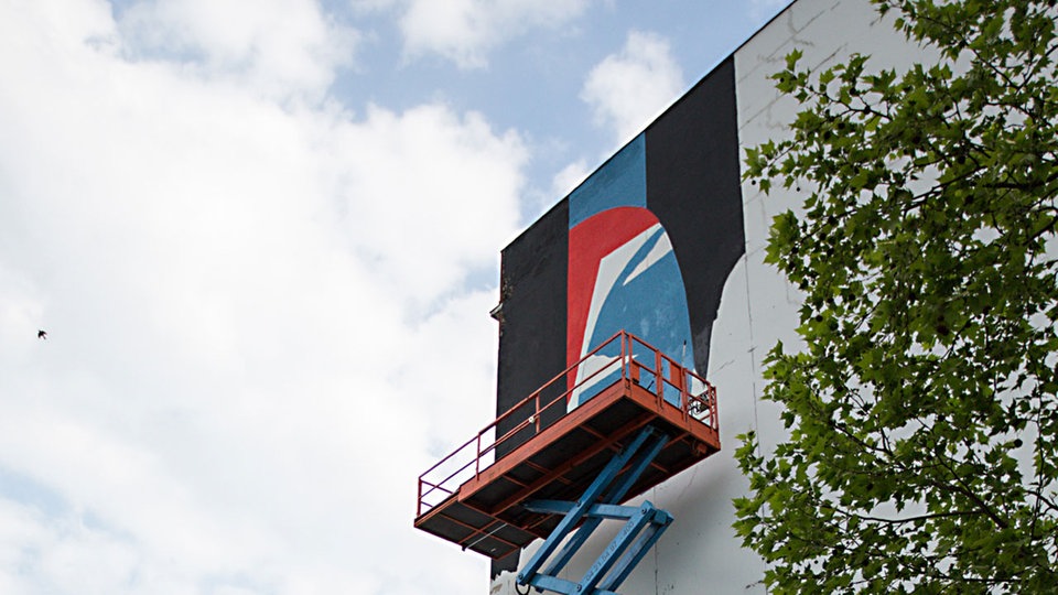 Bildrechte: Iacurci/PR Künstler Agostino Iacurci arbeitet am Kreuzberg-Murale