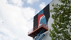 Künstler Agostino Iacurci arbeitet am Kreuzberg-Murale
