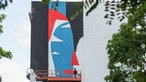 Künstler Agostino Iacurci arbeitet am Kreuzberg-Murale