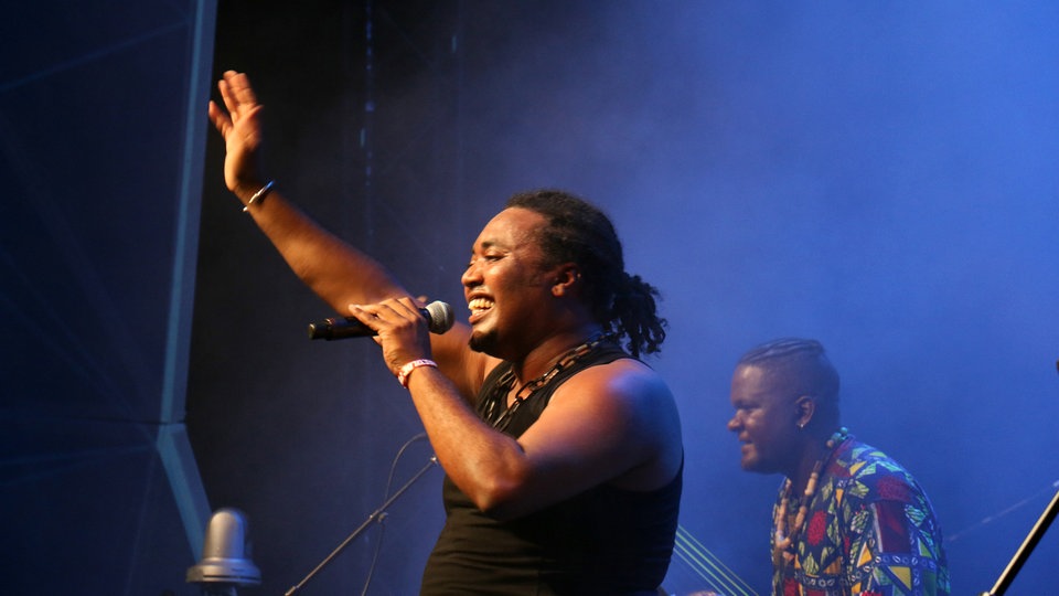 Bildrechte: WRD/Gay Lindigo live beim Rolskilde-Festival 2015