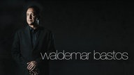Waldemar Bastos sinniert in die Dunkelheit