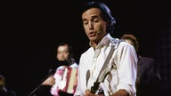 Ry Cooder spielt Gitarre