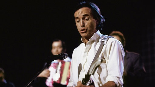 Ry Cooder spielt Gitarre