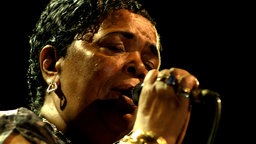  Cesaria Évora singt