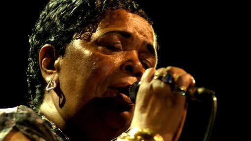  Cesaria Évora singt