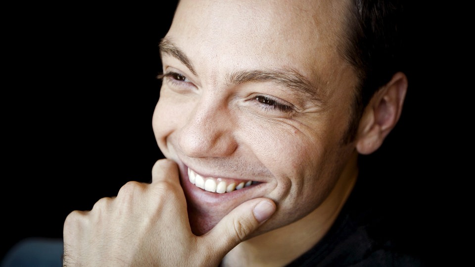 Tiziano Ferro lächelt charmant an der Kamera vorbei