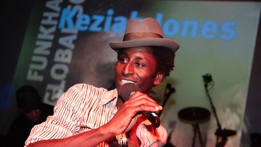 Keziah Jones lächelt