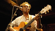 Lokua Kanza spielt Gitarre