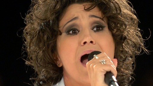 Maria Rita singt