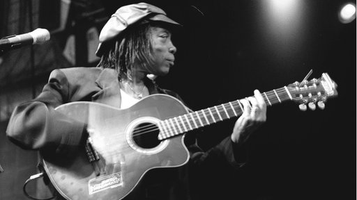 Milto Nascimento spielt Gitarre