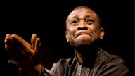 Youssou N'Dour klatscht