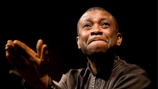 Youssou N'Dour klatscht