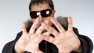 Panjabi MC hält Hände in Kamera