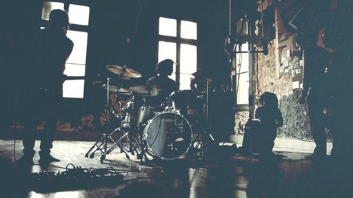 Band macht Musik in einem Proberaum