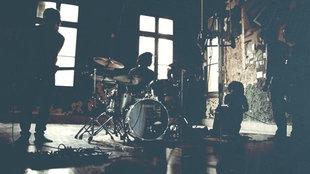 Band macht Musik in einem Proberaum