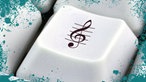 Ein Violinenschlüssel ist auf eine Taste einer Computer-Tastur geruckt