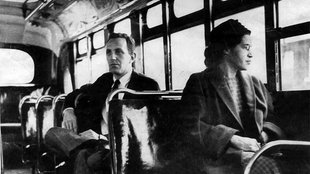 Archivfoto: Undatiertes Foto zeigt Rosa Parks in einem Bus des Montgomery Area Transit System sitzend