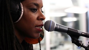 Akua Naru im Studio mit Black & Blues