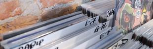 Kisten mit Schallplatten in einem Plattenladen in Berlin-Kreuzberg