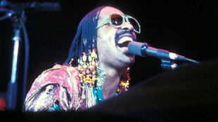 Stevie Wonder bei einem Konzert 1980