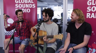 Matteo Capreoli mit zwei Mitgliedern seiner Band im Funkhaus Europa Studio