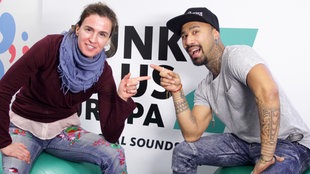 Nahko Bear und Moderatorin Claudia D'Avino