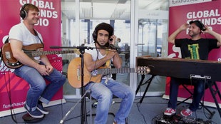 Sebastian Sturm beim Musizieren im Funkhaus-Europa-Studio
