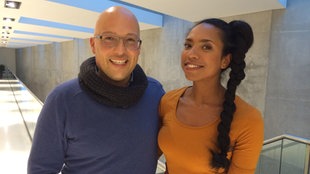 Die Sängerin Y'akoto und Reza Vafa