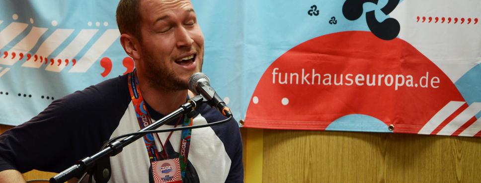 Sziget 2014 - Thomas Oliver bei einer unplugged Session im mobilen Funkaus Europa Sendestudio