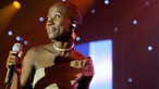 Rokia Traoré mit einem Mikrofon auf der Bühne