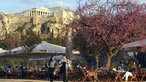 Paar geht spazieren vor Akropolis