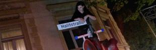 An der Keupstr. wird symbolisch das Straßenschild Halitstraße angebracht