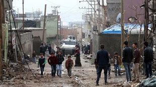 Menschen auf der Straße in Silopi - Sirnak (Türkei)