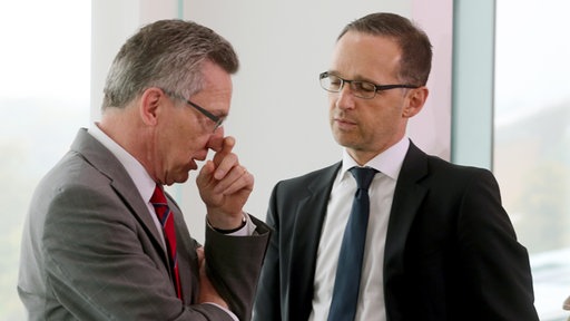 Bundesjustizminister Heiko Maas (SPD) unterhält sich im Bundeskanzleramt in Berlin mit Bundesinnenminister Thomas de Maiziere (CDU, l)