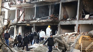 Spurensicherung nach einem Autobombenanschlag in Diyarbakir (Türkei)