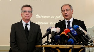 Bundesinnenminister Thomas de Maizière und der türkische Innenminister Efkan Ala geben eine Pressekonferenz zum Bombenanschlag in Istanbul