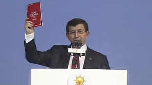 Ahmet Davutoglu, Ministerpräsident der Türkei und Vorsitzender der AKP stellt Wahlprogramm vor