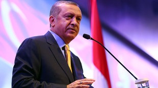 Tayyip Erdogan hält eine Rede