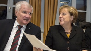 Der bayerische Ministerprâ°sident und CSU-Parteivorsitzende Horst Seehofer (l), die deutsche Bundeskanzlerin Angela Merkel (CDU) (r)