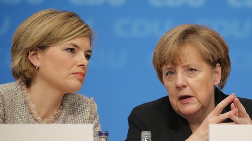CDU Vizevorsitzende Julia Klöckner (l) sitzt beim Bundesparteitag neben der CDU-Bundesvorsitzende und Bundeskanzlerin Angela Merkel (r)
