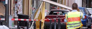 Kölner Nagelbombenanschlag-Ein Polizist sichert in Köln die Spuren einer Explosion in der Keupstraße