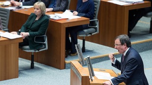  Der CDU-Fraktionsvorsitzende Armin Laschet (l) spricht am 14.01.2016 in Düsseldorf (Nordrhein-Westfalen) im Landtag