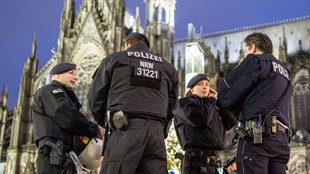 Polizeikräfte vor dem Kölner Dom