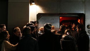 Großer Andrang vor dem Eingang einer Disco