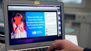 ILLUSTRATION - Ein Facebook-Post der Polizei Hagen mit einem durchgestrichenem Foto eines Mädchens und dem Appell