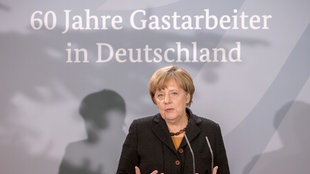 Bundeskanzlerin Angela Merkel (CDU) spricht am 07.12.2015 in Berlin bei der Veranstaltung "60 Jahre Gastarbeiter in Deutschland"