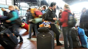 Schüler mit Gepäck an einem Hauptbahnhof